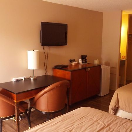 Travelodge By Wyndham Swift Current Exterior photo