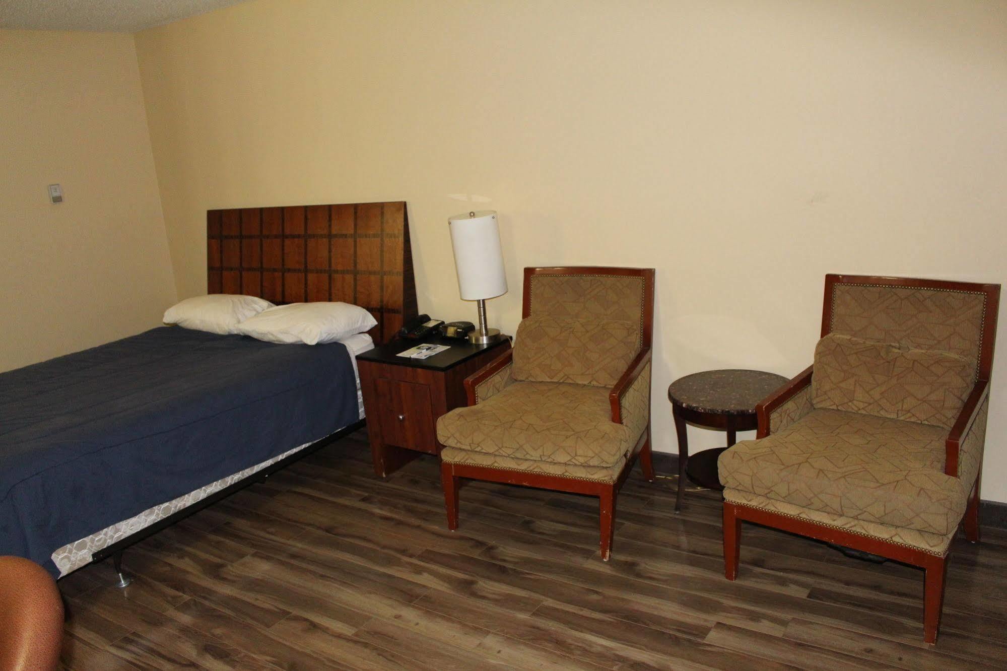 Travelodge By Wyndham Swift Current Exterior photo