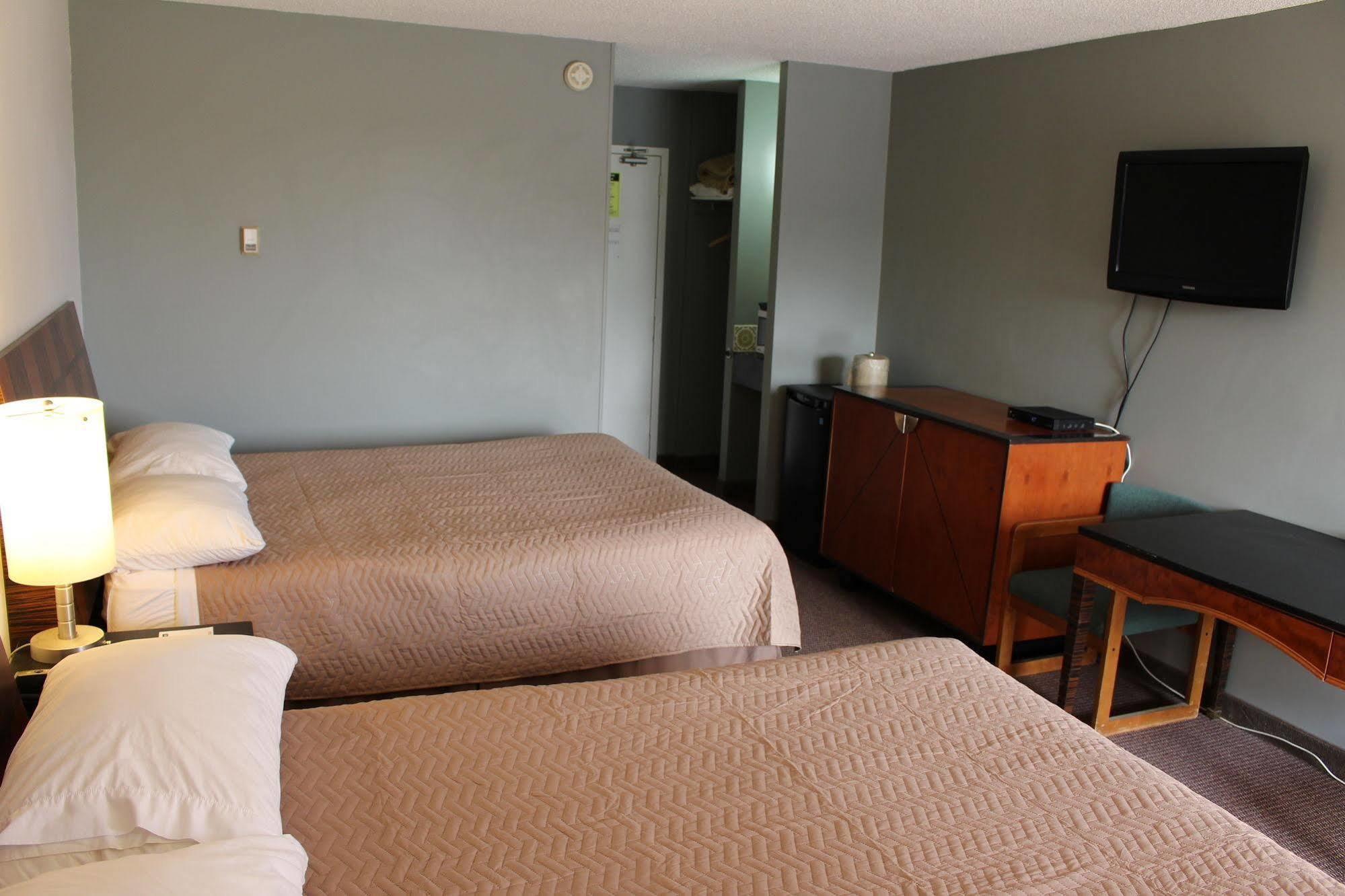 Travelodge By Wyndham Swift Current Exterior photo